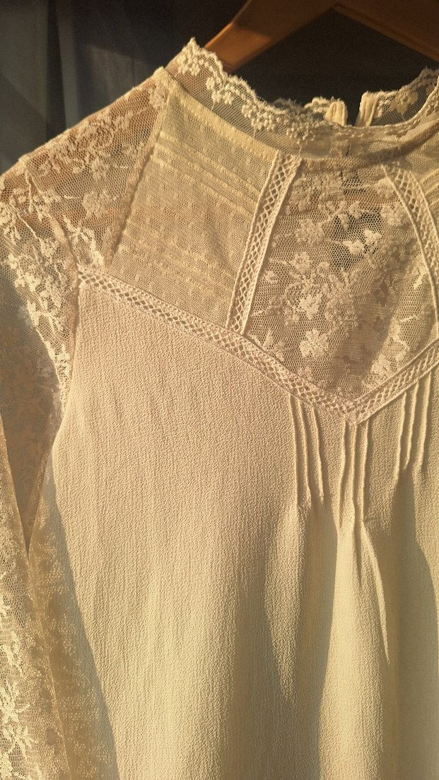 Dantel Detaylı Bej Kadın Bluz - Görsel 2