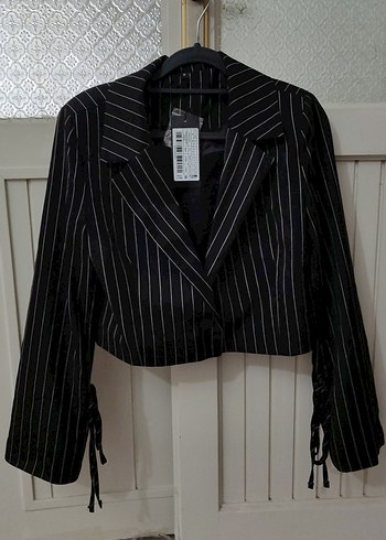 Zara İnce Cizgili Siyah Crop Blazer
