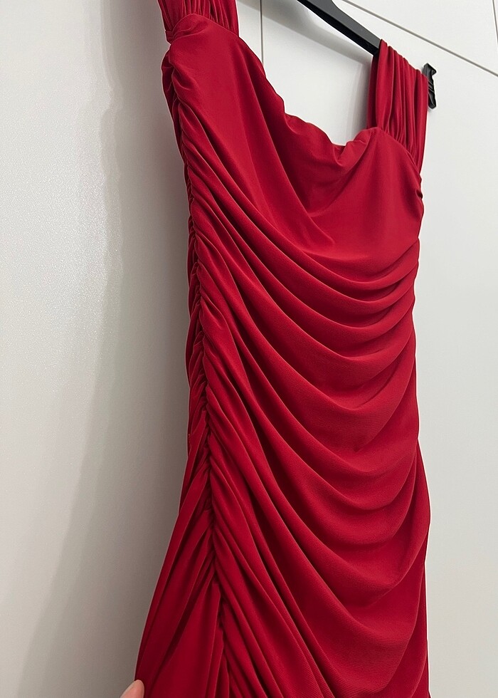 Kırmızı elbise - Görsel 2