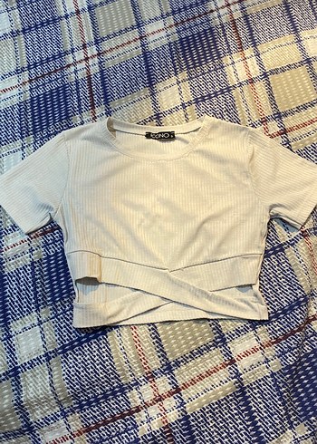 Kemer Detaylı Beyaz Kısa Crop Top