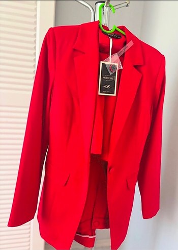 Klasik Şıklık Kırmızı Mini Kadın Blazer
