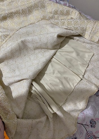 Krem gold detaylı elbise