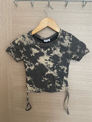 batik desenli büzgülü tshirt