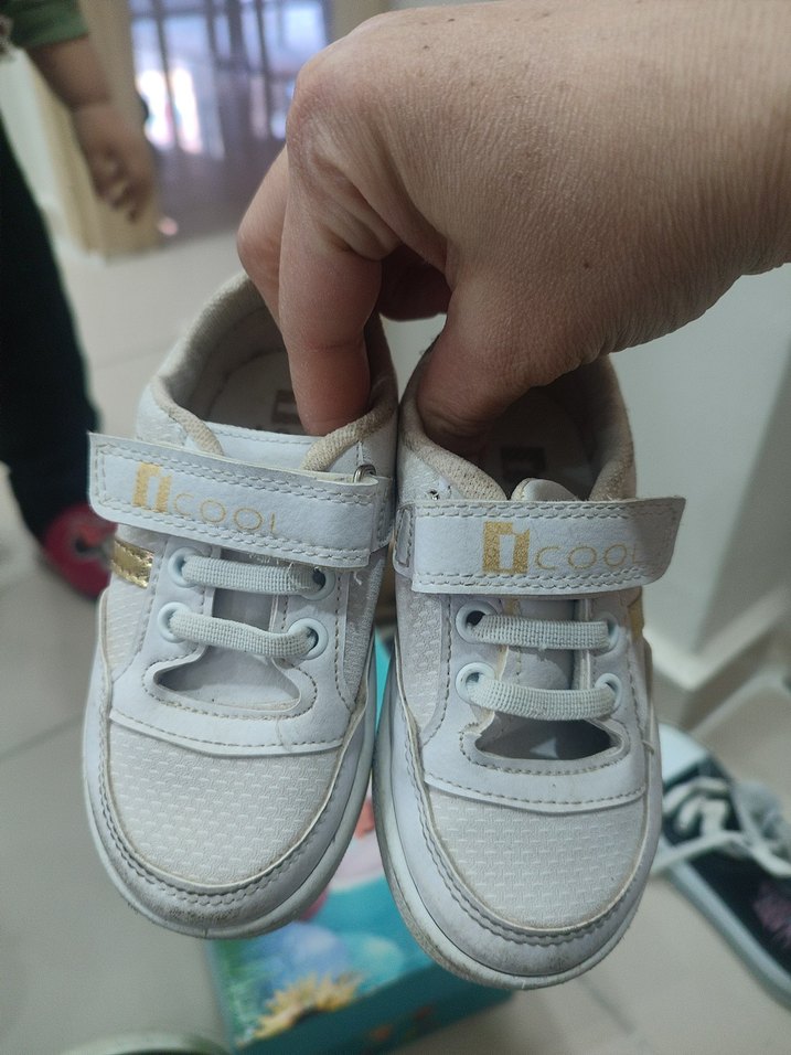 Kız ya da erkek Çocuk Beyaz Cırt Cırtlı Spor Ayakkabı - Görsel 2