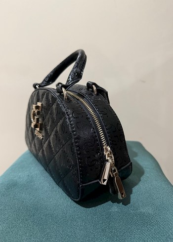 GUESS Siyah Yılan Derisi Desenli Deri Çanta - Görsel 3