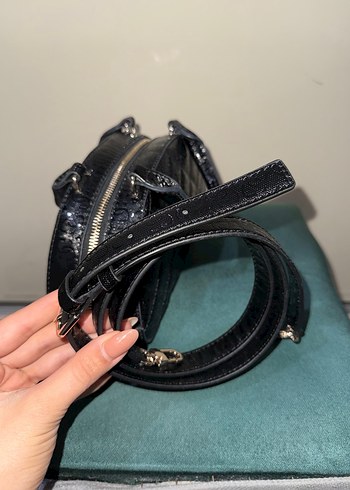 GUESS Siyah Yılan Derisi Desenli Deri Çanta - Görsel 6