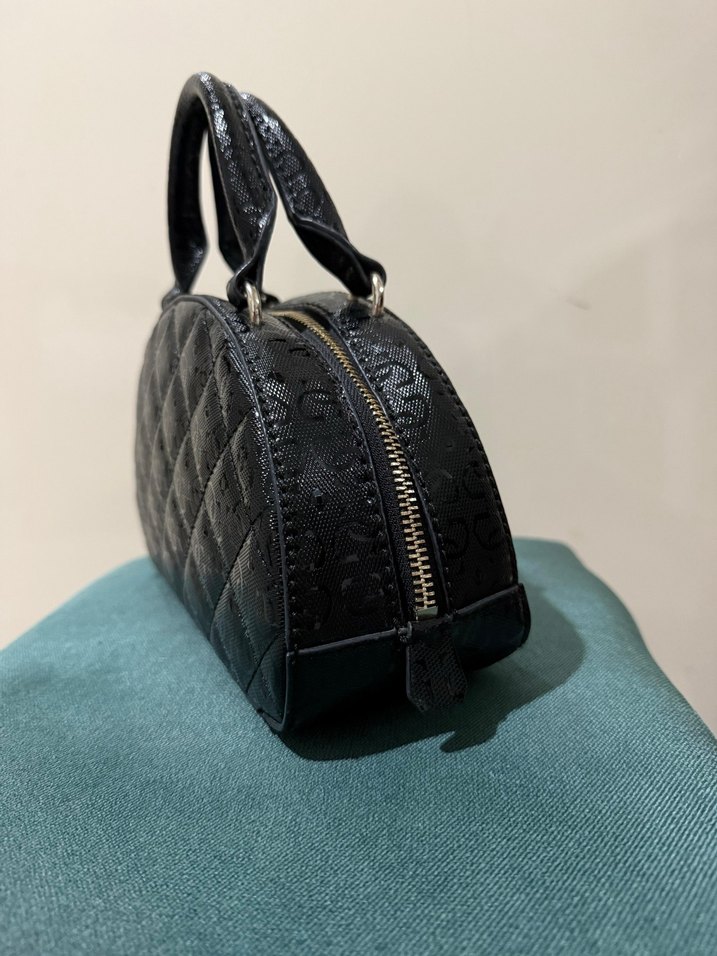 GUESS Siyah Yılan Derisi Desenli Deri Çanta - Görsel 4