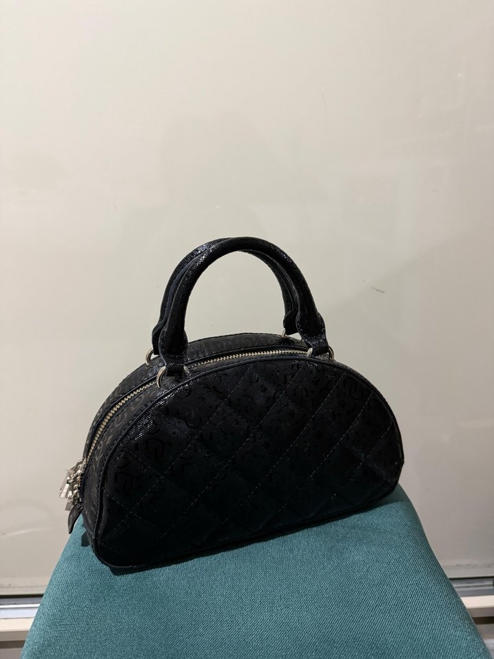 GUESS Siyah Yılan Derisi Desenli Deri Çanta - Görsel 5