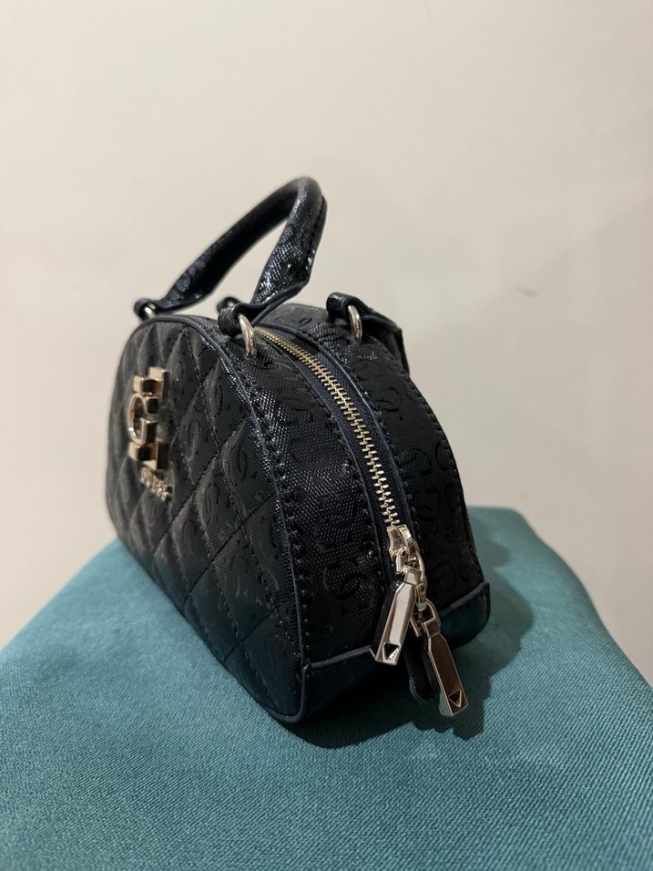 GUESS Siyah Yılan Derisi Desenli Deri Çanta - Görsel 3