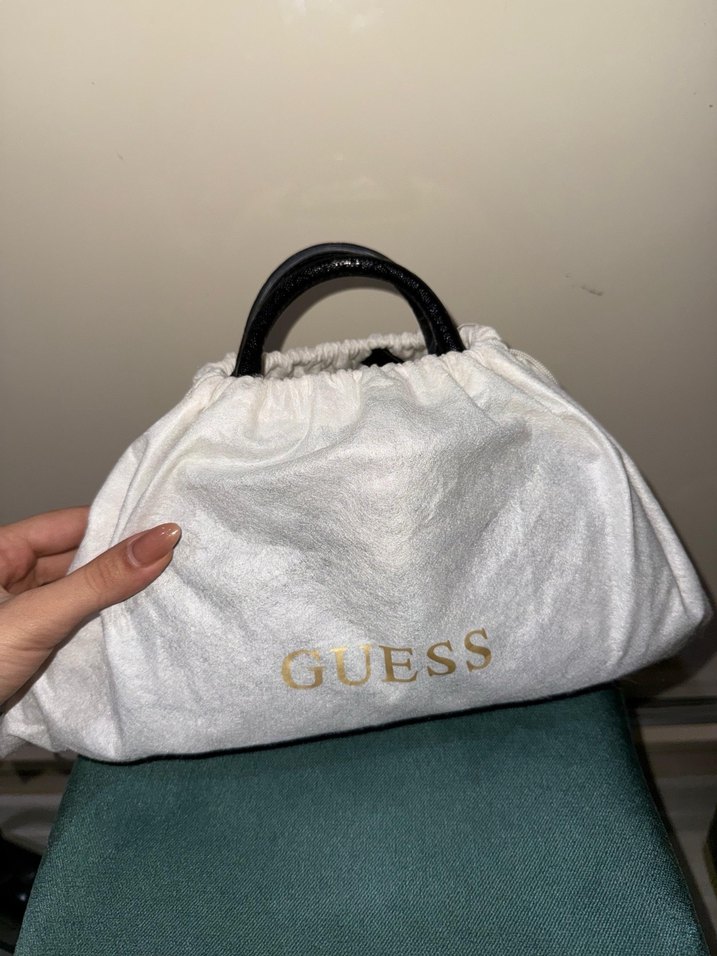 GUESS Siyah Yılan Derisi Desenli Deri Çanta - Görsel 2