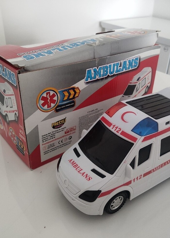 Oyuncak ışıklı ambulans arabası - Görsel 3
