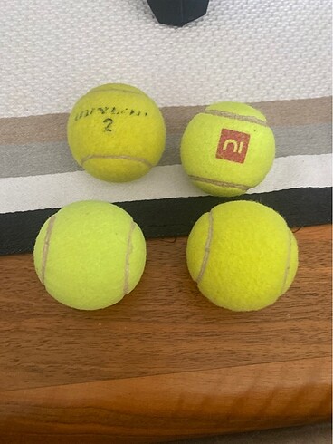 Dört adet tenis topu