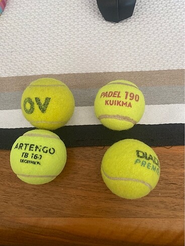Diğer Dört adet tenis topu