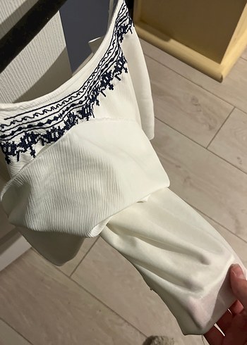 s Beden Nakışlı Beyaz Mini Straplez Bluz