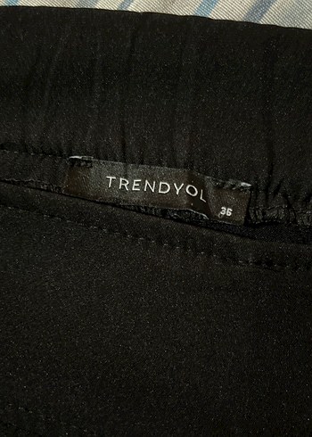 Siyah arkası şort görünümlü mini etek - Görsel 3