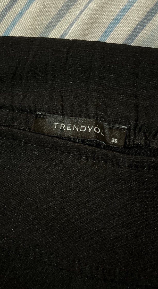 Siyah arkası şort görünümlü mini etek - Görsel 3