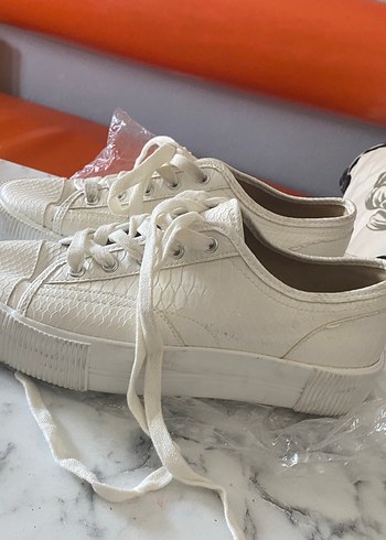 Beyaz Yılan Desenli Platform Bağcıklı Kadın Spor Ayakkabı