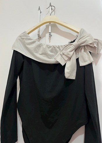 Madonna yaka fiyonk detaylı zıbınlı bluz - Görsel 2