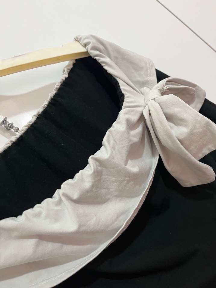 Madonna yaka fiyonk detaylı zıbınlı bluz - Görsel 3