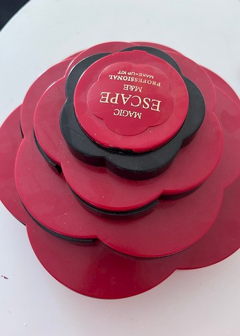 Kırmızı Katmanlı Makyaj şeyi - Görsel 3