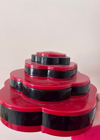 Kırmızı Katmanlı Makyaj şeyi - Görsel 2