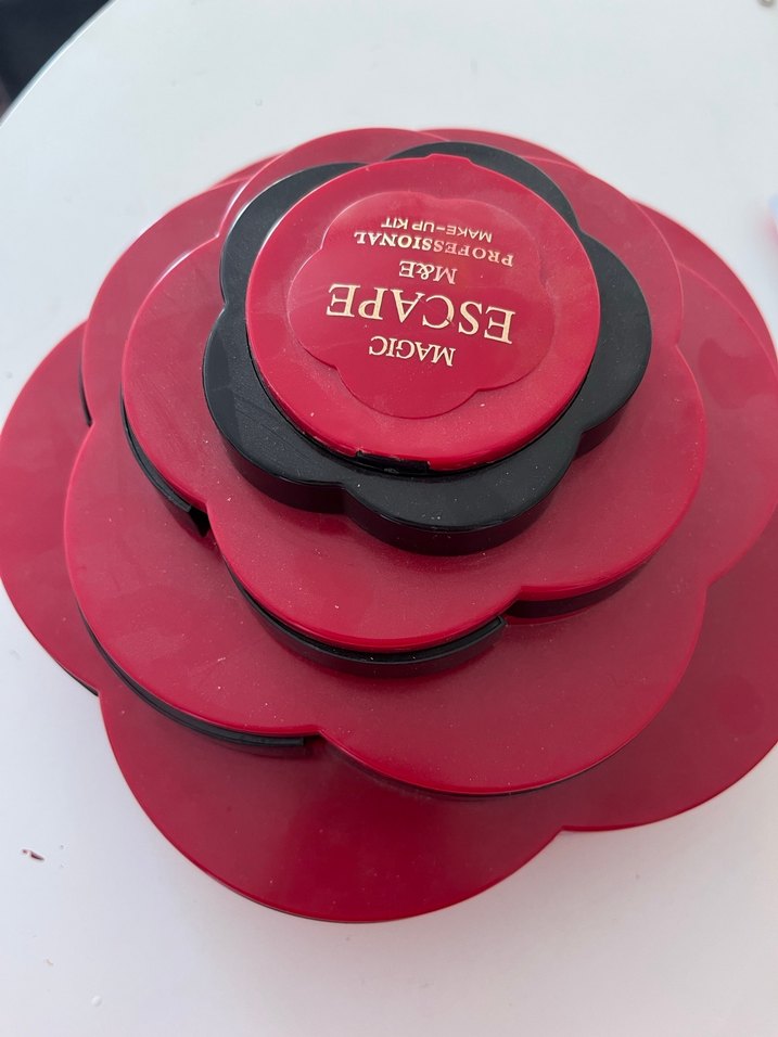 Kırmızı Katmanlı Makyaj şeyi - Görsel 3