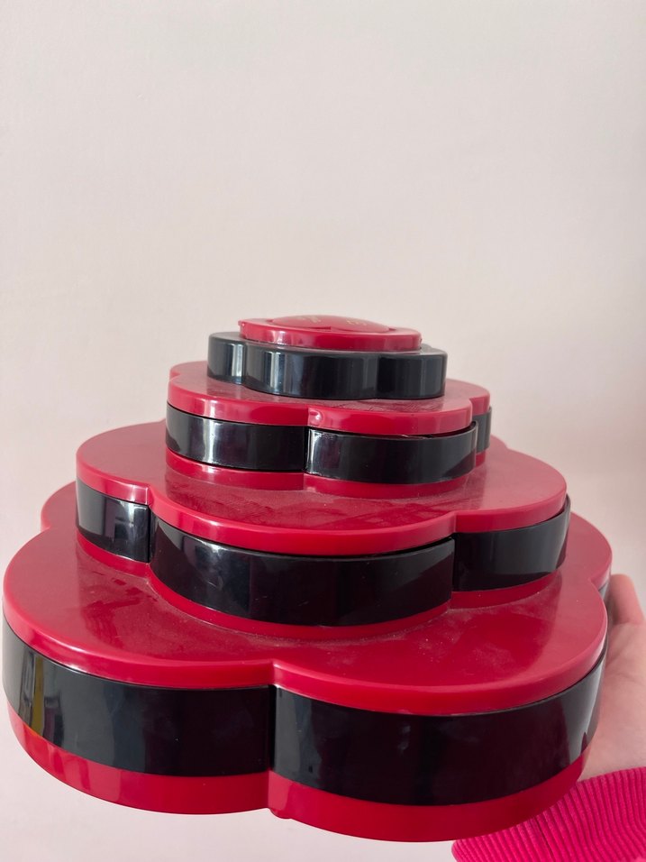 Kırmızı Katmanlı Makyaj şeyi - Görsel 2