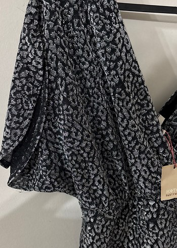 Drapeli V Yaka Kısa Gri Desenli Elbise - Görsel 2