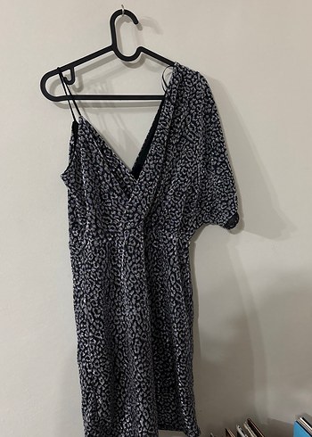 Drapeli V Yaka Kısa Gri Desenli Elbise - Görsel 5