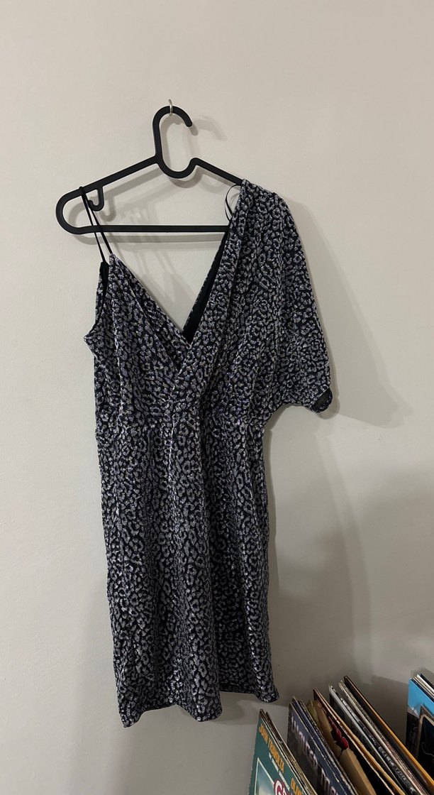 Drapeli V Yaka Kısa Gri Desenli Elbise - Görsel 5