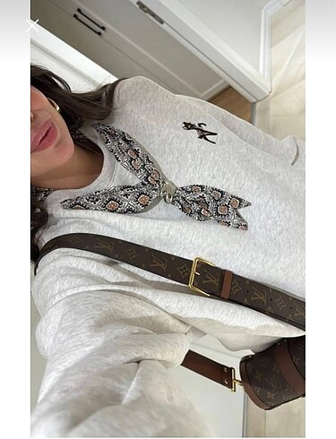 Diğer Kadın Bisiklet Yaka Fular Detaylı İşlemeli Sweatshirt