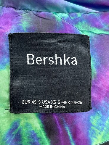 xs Beden çeşitli Renk Bershka Mont %70 İndirimli.