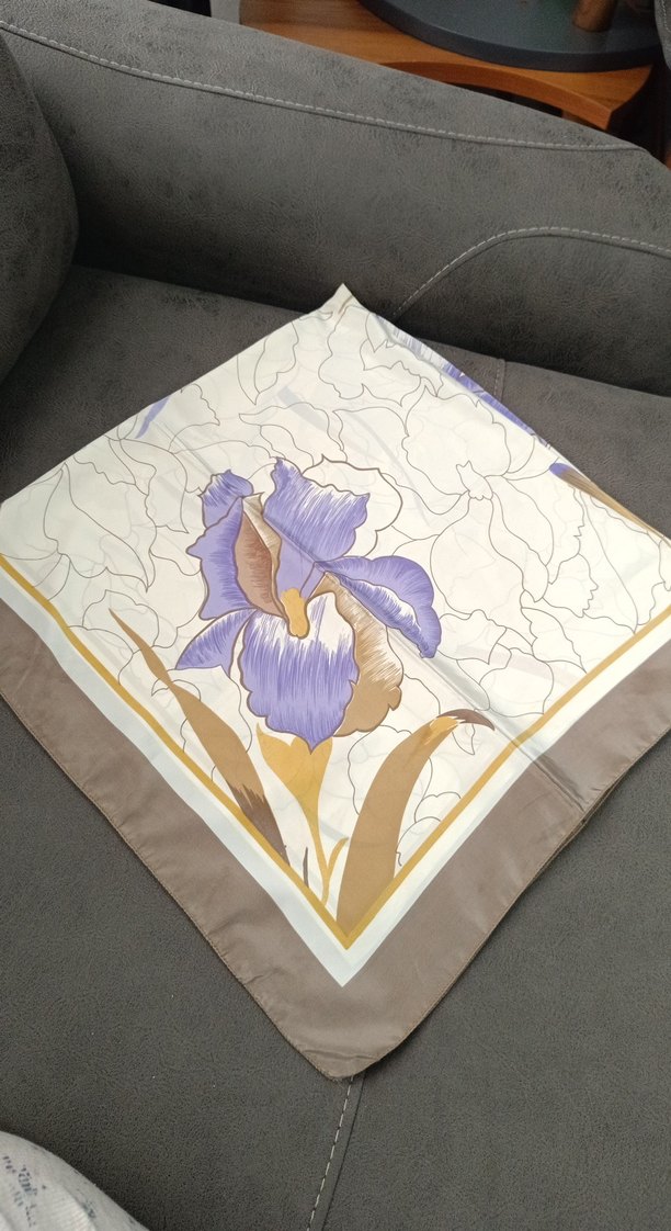 Bej ve Gri Desenli İpek Kadın Fular - Görsel 3