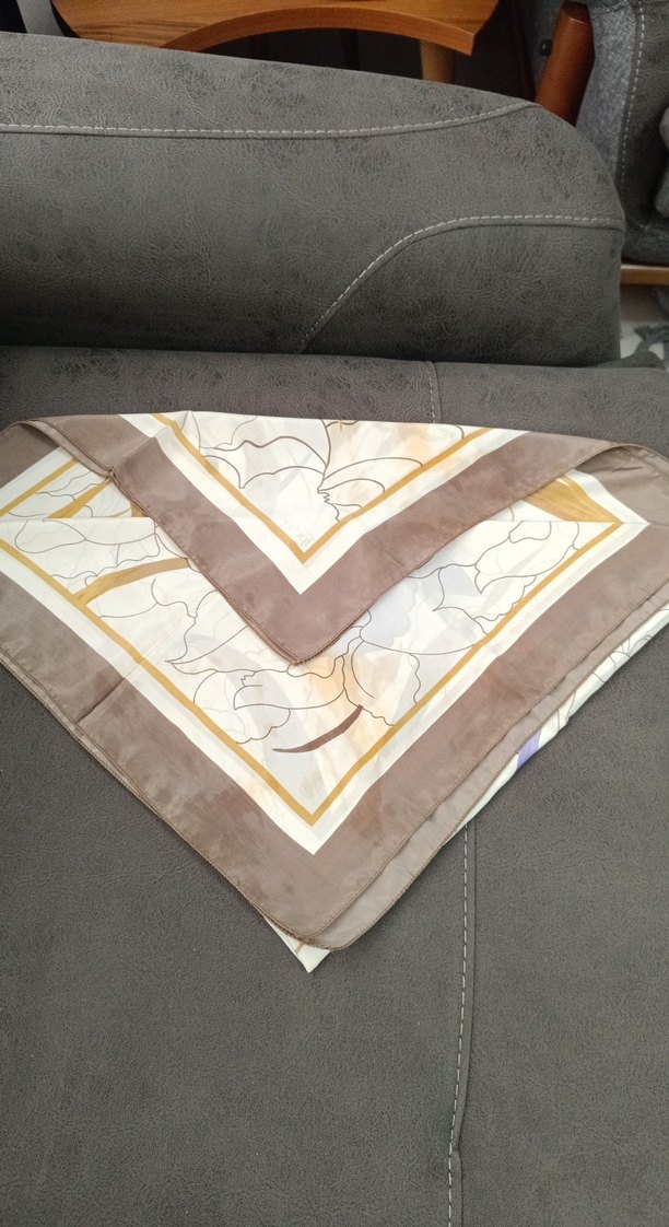 Bej ve Gri Desenli İpek Kadın Fular - Görsel 4