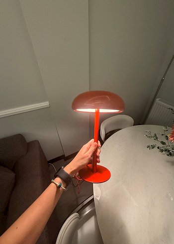 Kırmızı Masa Lambası
