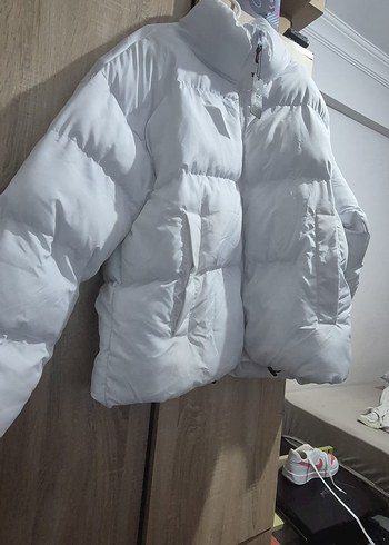 Zara Beyaz Düğmeli Kısa Kadın Kışlık Mont