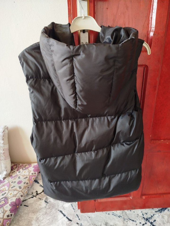 Siyah Kapüşonlu Kadın Şişme Yelek - Görsel 2