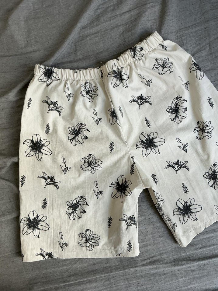 Çiçek Desenli Midi Şort - Görsel 2