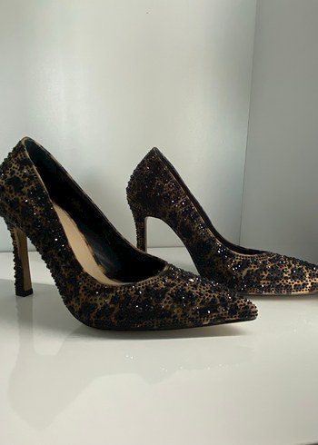 Leopar desen taş işlemeli stiletto