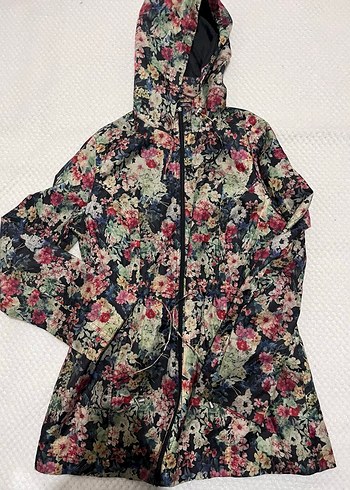 Çiçek Desenli Kapüşonlu Kadın Yağmurluk - Görsel 2