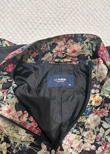 Çiçek Desenli Kapüşonlu Kadın Yağmurluk - Görsel 3