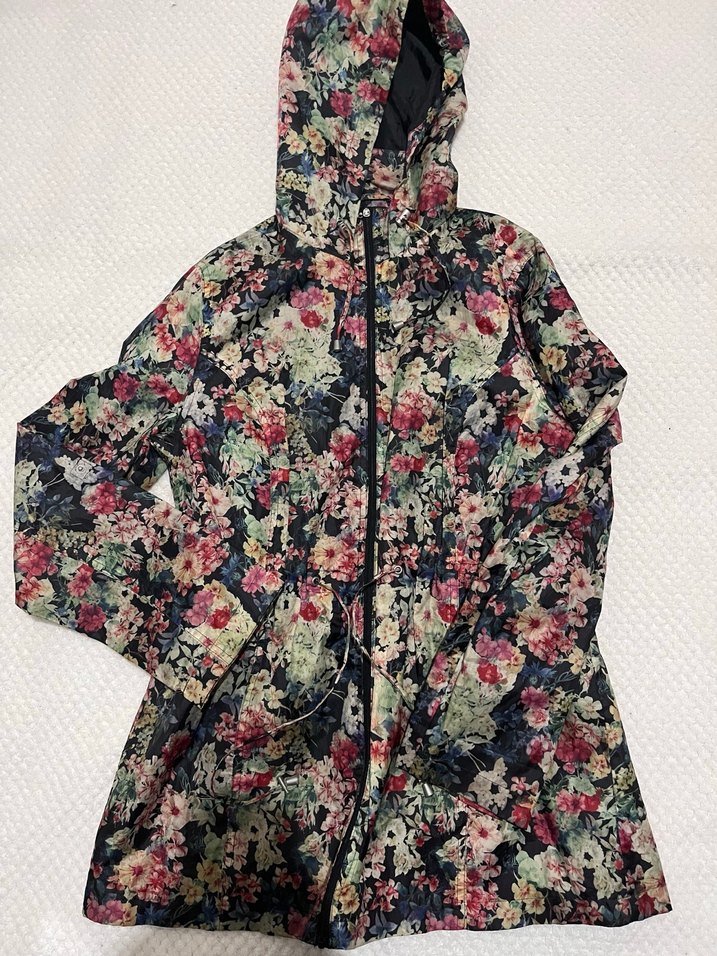 Çiçek Desenli Kapüşonlu Kadın Yağmurluk - Görsel 2