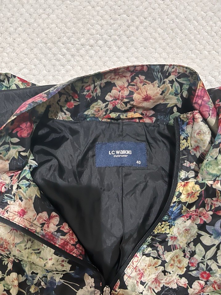 Çiçek Desenli Kapüşonlu Kadın Yağmurluk - Görsel 3