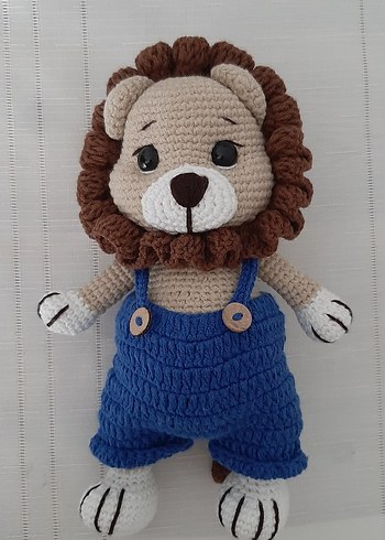Mavi tulumlu kahverengi el örgüsü aslan oyuncak - Görsel 3