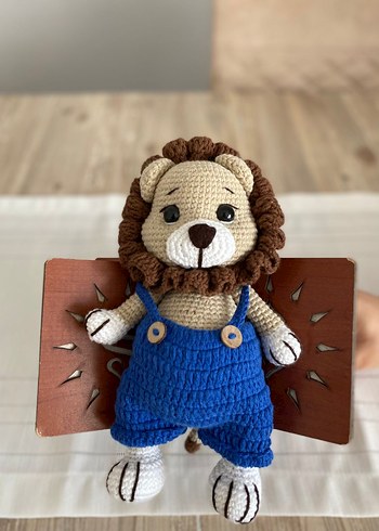 Mavi tulumlu kahverengi el örgüsü aslan oyuncak - Görsel 2