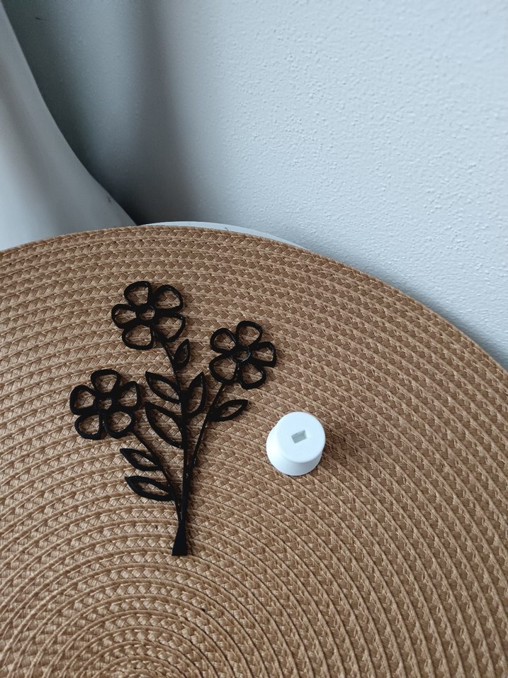 Beyaz Mini Vazo ve Siyah Çiçek Dekoru - Görsel 2