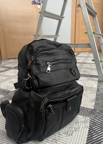 Tokalı Siyah Deri Kadın Sırt Çantası - Görsel 2