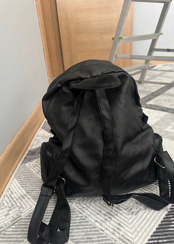 Tokalı Siyah Deri Kadın Sırt Çantası - Görsel 3