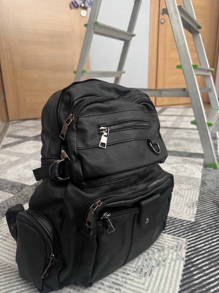 Tokalı Siyah Deri Kadın Sırt Çantası - Görsel 2