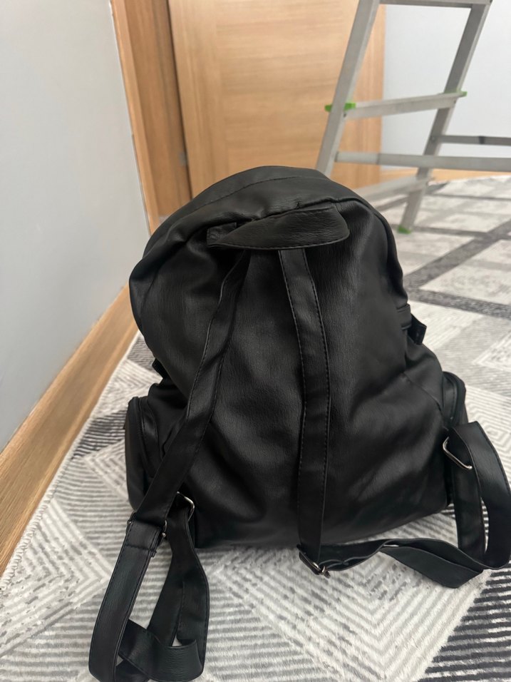 Tokalı Siyah Deri Kadın Sırt Çantası - Görsel 3